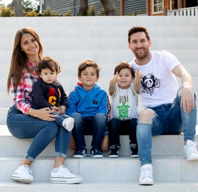 Cei doi au împreună trei fii: Thiago, Mateo şi Cyrus.