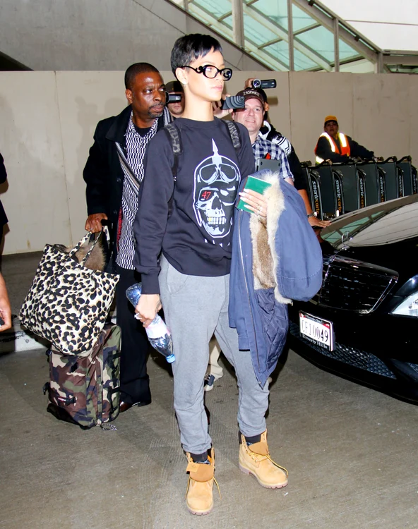 
    Rihanna a ales o tinuta comoda in locul obisnuitelor tinute provocatoare  