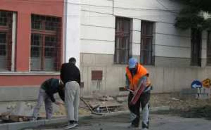 Pe Bulevardul Decebal sunt mai multe puncte de lucru care deranjează trecătorii
