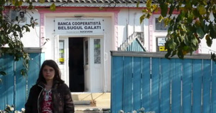 Atât localnicii din Suceveni, cât şi banca nu au ştiut nimic despre înşelăciune timp de aproape un an de zile 