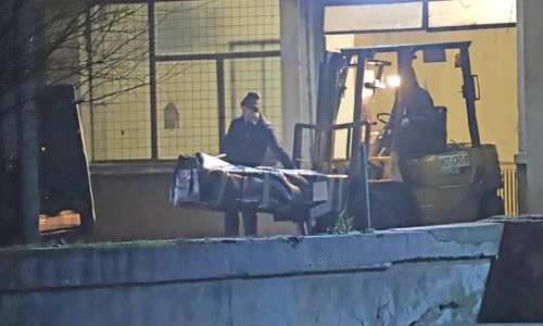 Angajații aeroportului au transportat coșciugul cu un motostivuitor jpeg
