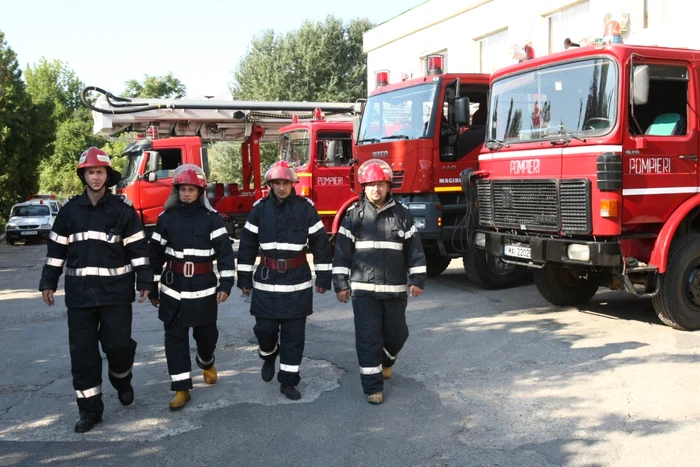 Pompierii au oferit daruri catorva zeci de copii din Valcea. Foto arhiva Adevarul