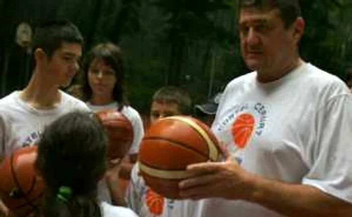 Costel Cernat împărtăşeşte copiilor din experienţa sa de jucător