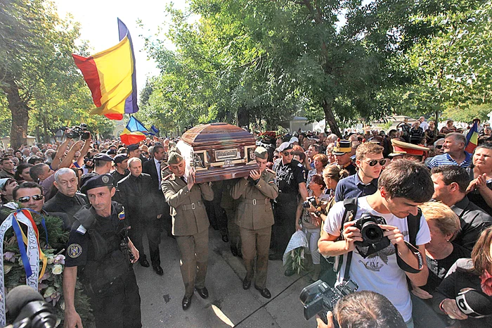 Militarii au cărat coşciugul  şi mai mulţi admiratori  au venit cu steaguri