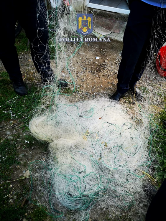 Plasa capturată de la braconierii piscicoli din Vâlcea Foto Poliția Română