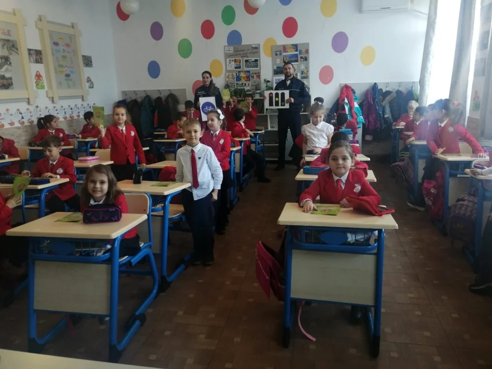Poliţiştii i-au învăţat pe copii regulile de circulaţie FOTO IPJ Ialomiţa