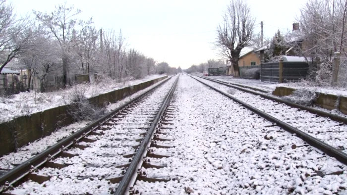 Trenul nu oprea în Halta de la Cazaci şi avea viteză. Cel mai probabil, spun oamenii, bărbatul a mers pe calea ferată. Era încălţat nu nişte papuci.