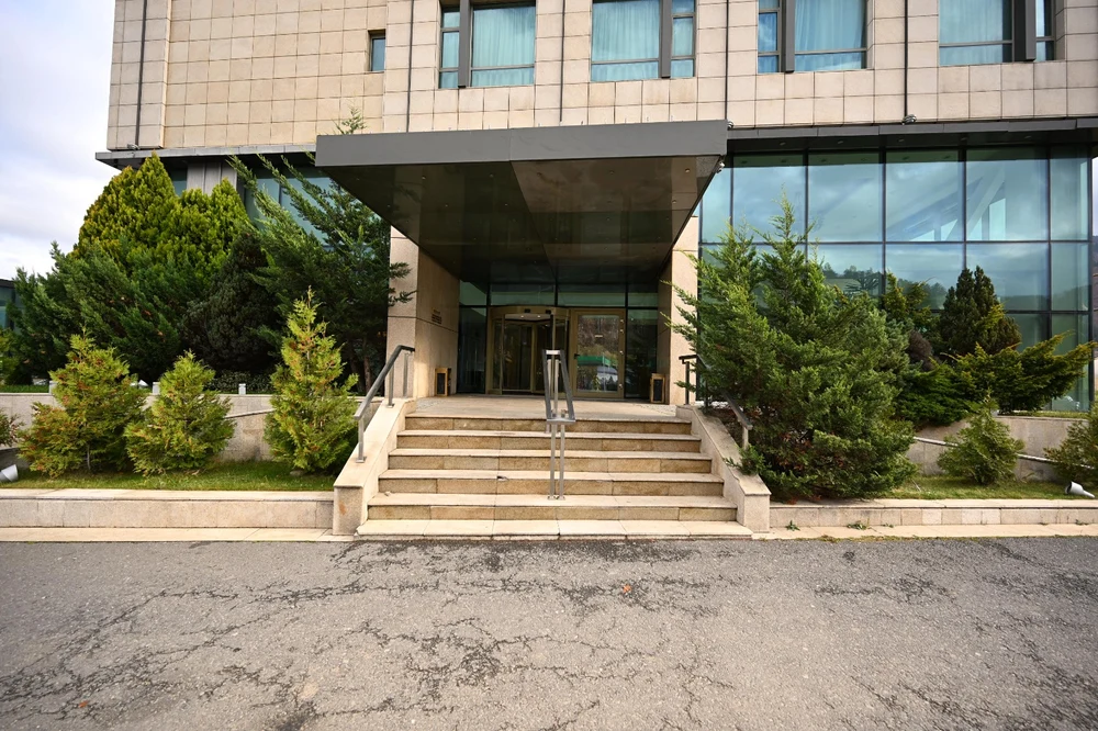 Vânzările de hoteluri și spații comerciale, în scădere în România