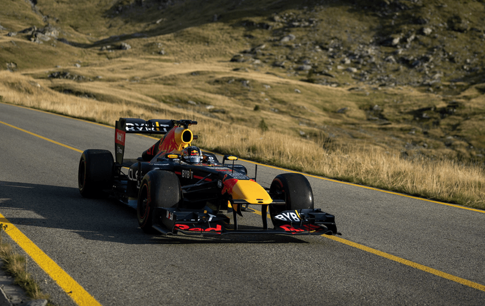 Imagini spectaculoase cu o mașină de Formula 1, pe Transalpina, cel mai înalt drum din România VIDEO
