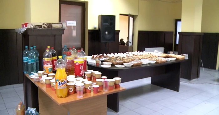 Edilul recunoaşte că din partea lui au venit toate „bunătăţile”, dar spune că nu este nimic în neregulă în a servi ţuică şi vin pe holurile primăriei