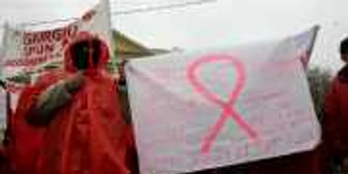 Bolnavii de SIDA nu sunt acceptaţi de societate