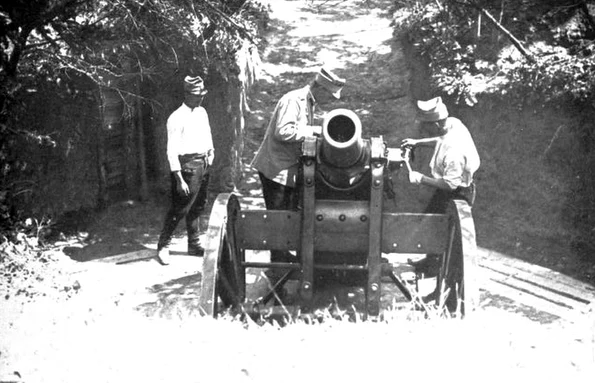 Artileriști din Armata Română, în timpul Primului Război Mondial (© Gogu Negulesco, Rumania's sacrifice, New York Century Co, 1918)