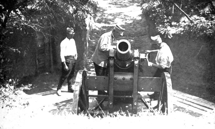 Artileriști din Armata Română, în timpul Primului Război Mondial (© Gogu Negulesco, Rumania's sacrifice, New York Century Co, 1918)