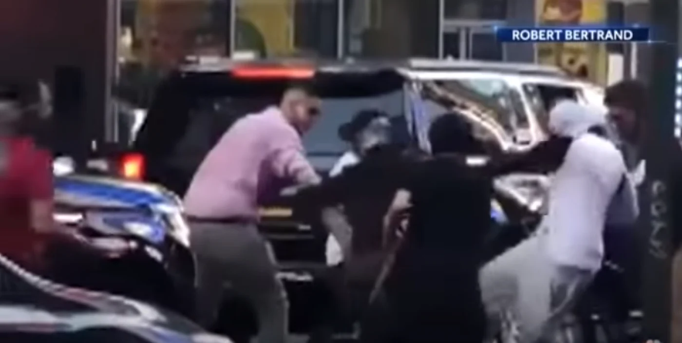 Un evreu a fost atacat în Times Square de un grup de bărbaţi FOTO captură You Tube