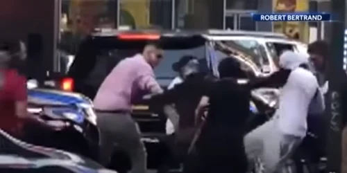 Un evreu a fost atacat în Times Square de un grup de bărbaţi FOTO captură You Tube