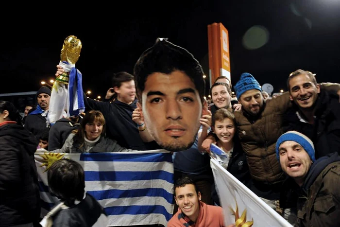 
    Fanii, pe aeroport (foto: canchallena.lanacion.com.ar)  