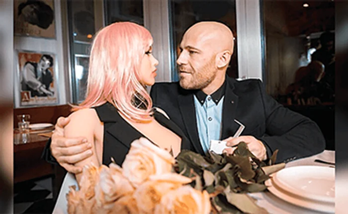 Antrenorul de fitness kazah şi-a găsit femeia perfectă: unde o pune acolo stă...