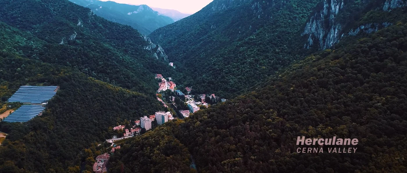 Cerna Sat este un loc ireal de frumos, izolat de lume / foto: captură Youtube