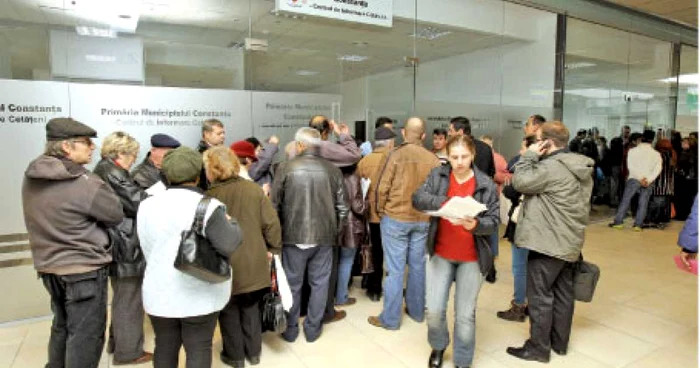 Constănţenii îşi depun dosarul, după care merg la shopping