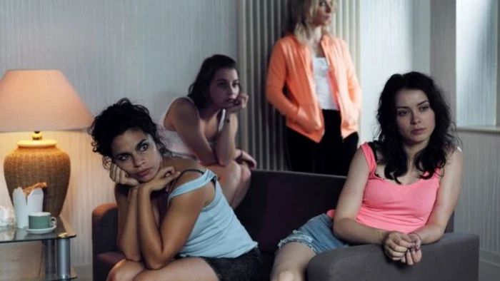 Anca Dumitra (în dreapta) interpretează rolul unei tinere din România care ajunge slcavă sexuală în Marea Britanie. FOTO: BBC