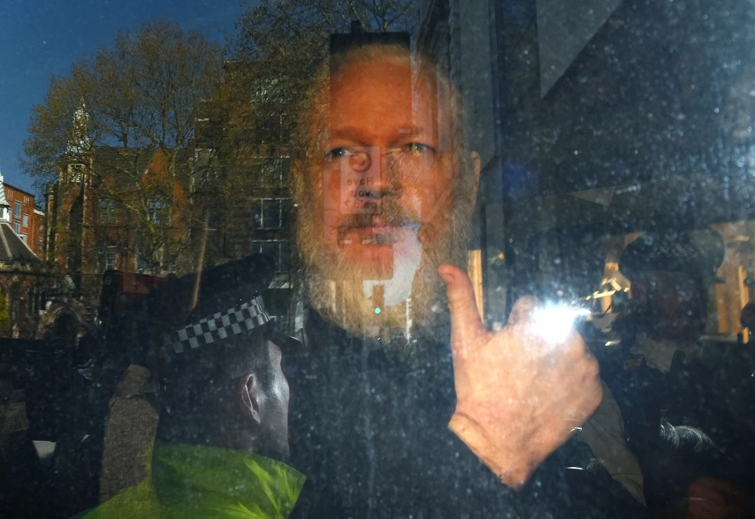 Julian Assange în momentul arestării la Londra FOTO EPA-EFE