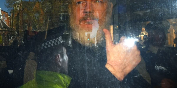 Julian Assange arestare FOTO EPA-EFE