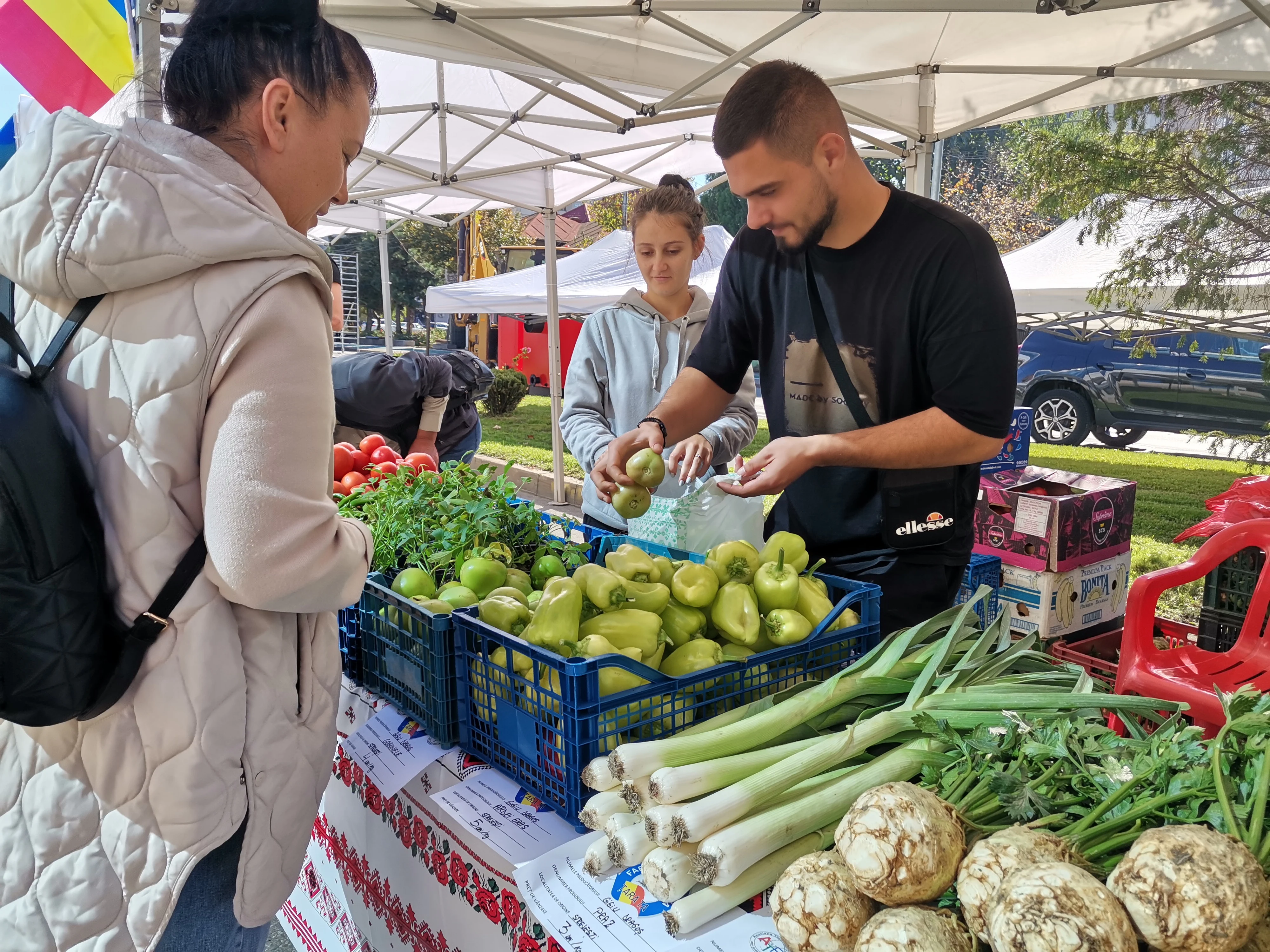 Ultima mare ocazie de profit pentru fermieri. Consumatorii, surprinși de abundența de la Ziua Recoltei. „Uite, pepeni ca vara” | REPORTAJ
