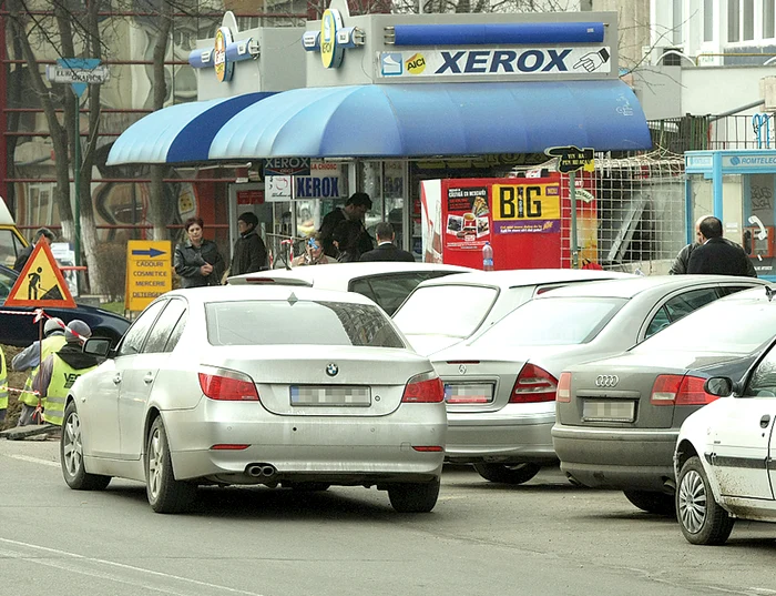 Cei care blochează maşinile parcate regulamentar vor fi amendaţi