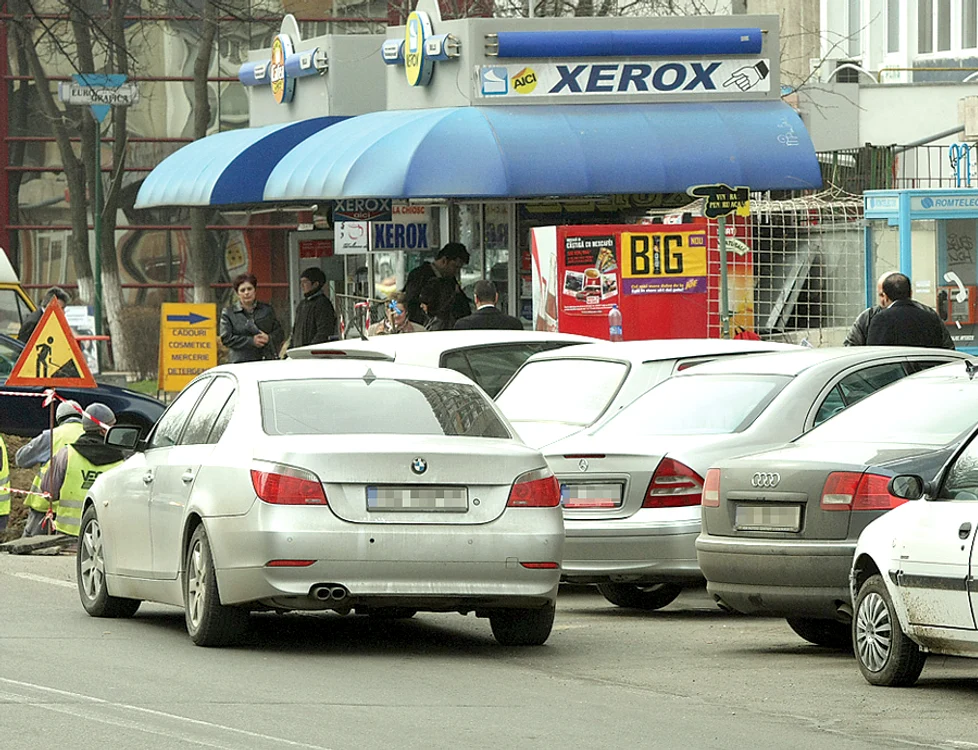 
    Cei care blochează maşinile parcate regulamentar vor fi amendaţi  