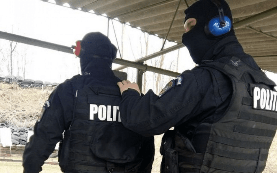 Polițiștii au făcut publice imagini de la scandalul provocat de un bărbat care a amenințat luptătorii SAS aflați în misiune