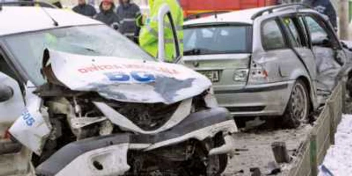 Ambulanţa şi BMW-ul au fost aproape complet distruse în urma impactului