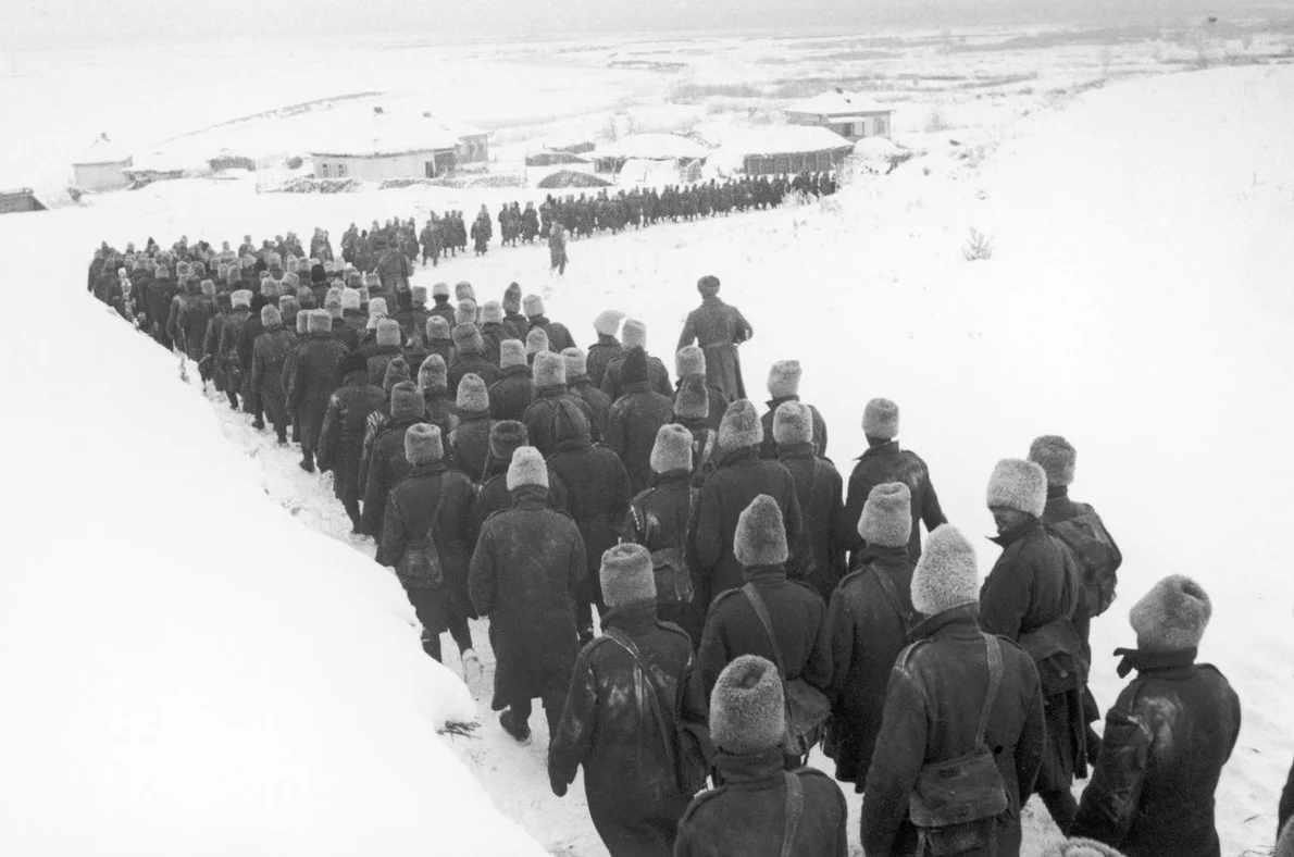 Coloană de prizonieri români capturați de sovietici în urma Bătăliei de la Stalingrad (© Getty Images)
