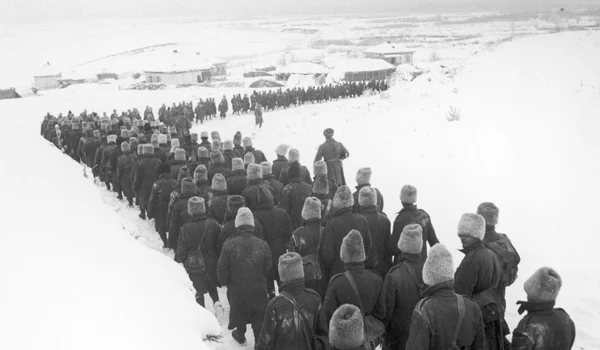 Coloană de prizonieri români capturați de sovietici în urma Bătăliei de la Stalingrad (© Getty Images) 