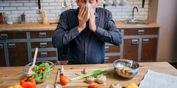 dacă bucătarul strănută pe mâncare nu iei coronavirus foto shutterstock