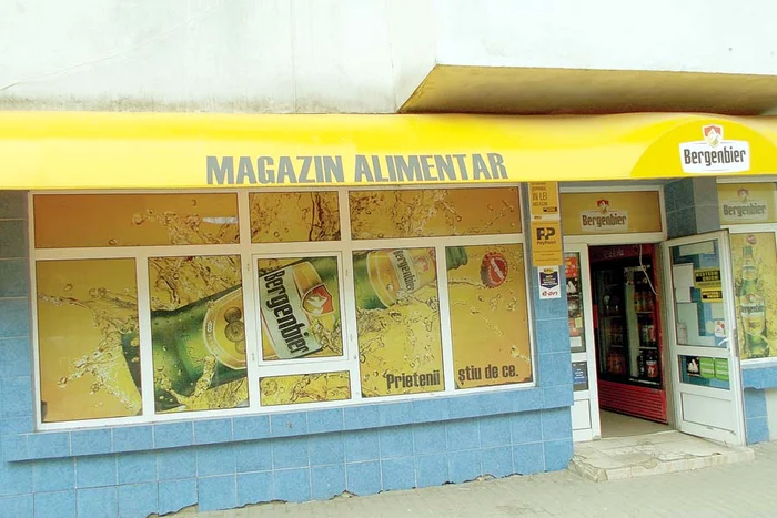 
    Dragoş Stan (13 ani) a fost surprins,  miercuri noaptea, în timp ce  spărgea uşa magazinului. A furat  300 de lei şi a fugit (FOTOGRAFII: Vremea Nouă)  