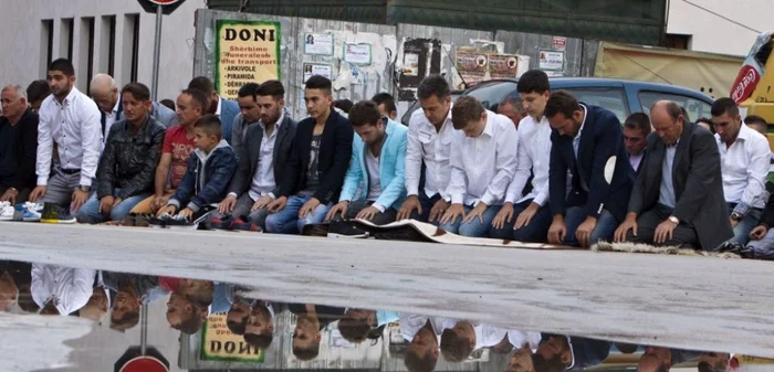 Kosovari musulmani, rugându-se lângă moscheea Sultan Mehmet Fatih din capitala Priştina FOTO AP
