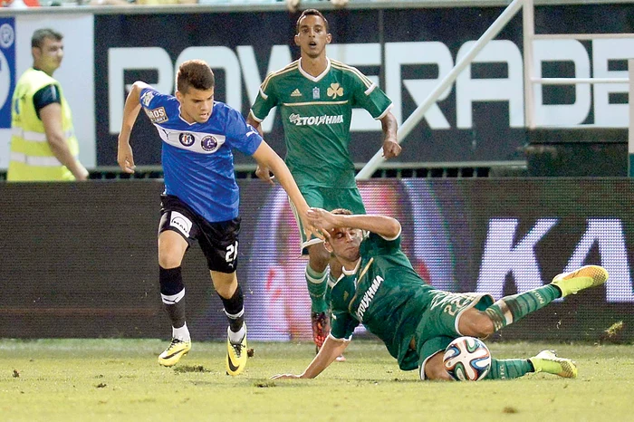 
    Ianis Hagi (în albastru) a debutat în Liga I la 16 ani  