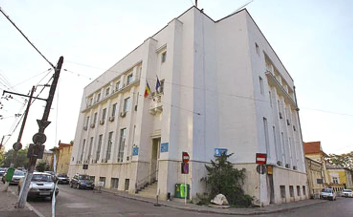 Spaţiul din faţa clădirii nu este amenajat încă. În plus, aici nu sunt locuri de parcareFoto: urbology.ro