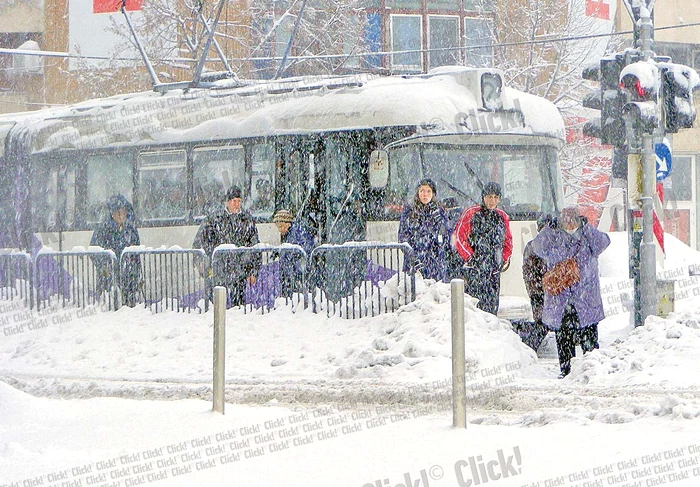 Timişorenii care au plecat primii la muncă ieri dimineaţă au avut de înfruntat o temperatură de -16 grade C şi zăpada îngheţată pe trotuare şi carosabil