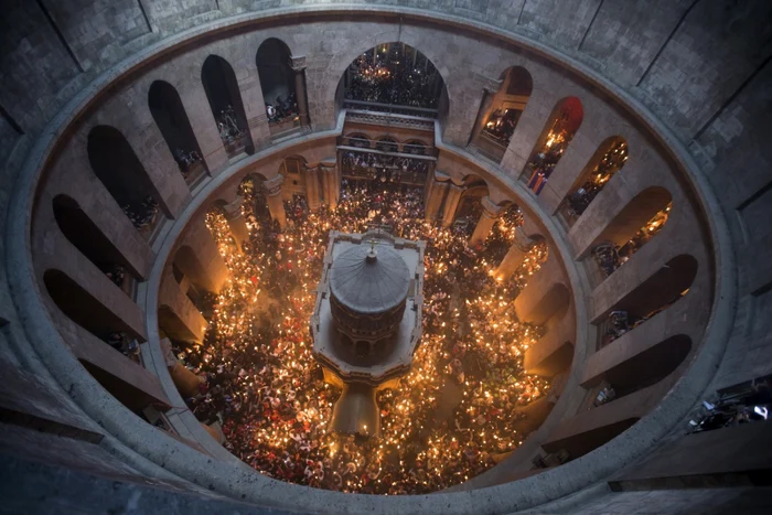 Ceremonia de apindere a Focului Sacru la Biserica Sfântului Mormânt de la Ierusalim FOTO EPA