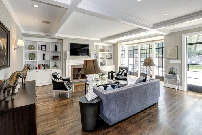 Una dintre camerele concaului este dotată cu un perete format din ferestre care oferă vedere spre grădină