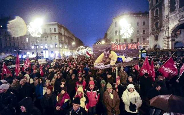 Manifestanţii de la Budapesta au fluturat pancarte prin care îl condamnă pe Orban, a cărui popularitate a înregistrat o scădere semnificativă în ultimele luni, în pofida a trei victorii electorale în 2014 FOTO AFP