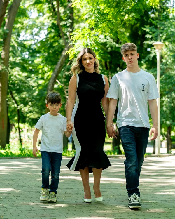 Ela Craciun, cu Nicholas si Alexandru Instagram jpg
