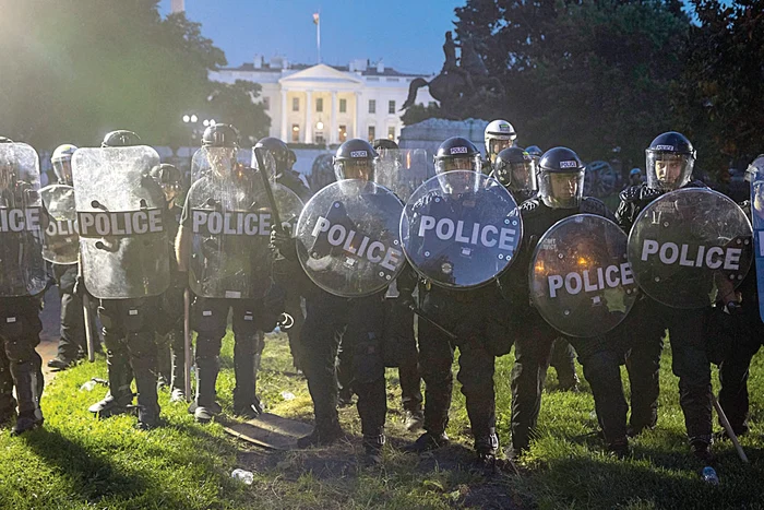 Forțele de ordine apără cu dinții Casa Albă, sediul președintelui Donald Trump