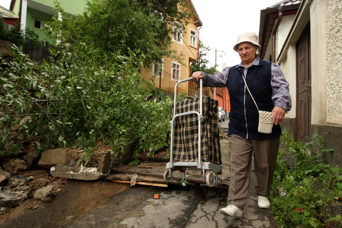 
    Malul surpat a blocat o întreagă stradă. Foto: Stelian Grăjdan  