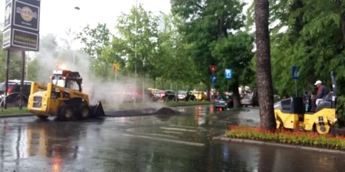 Asfaltare pe timp de ploaie in Bucuresti foto Realitatea