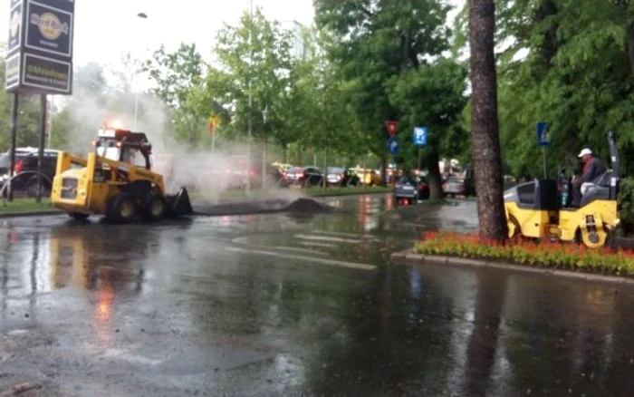 Asfaltare pe timp de ploaie in Bucuresti foto Realitatea 