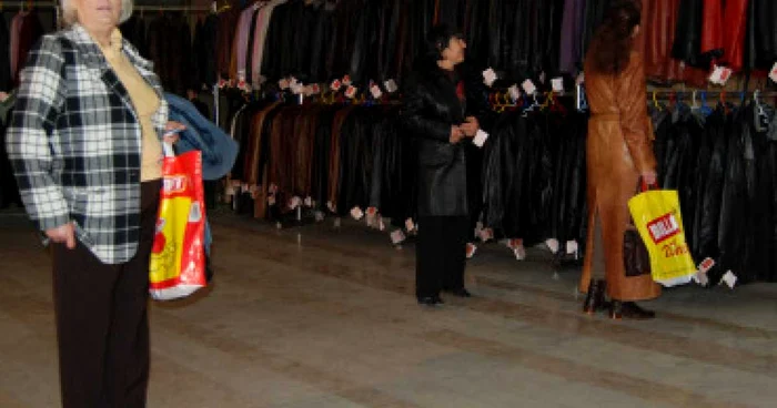 Slatina: Haine de piele la preţuri de criză