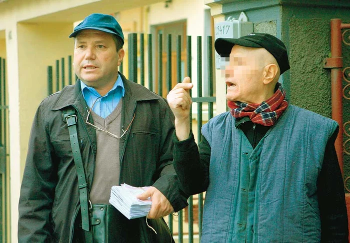 Poştaşul îi aduce lunar pensia lui Vasile Costea