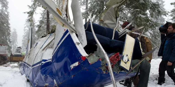 Epava avion Apuseni - accident aviatic - Epava este transportata pentru cercetari ulterioare FOTO Mediafax